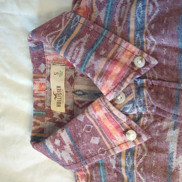 Reversible Hollister Button Up Patterned Tshirt - Small - Picture 4 of 13